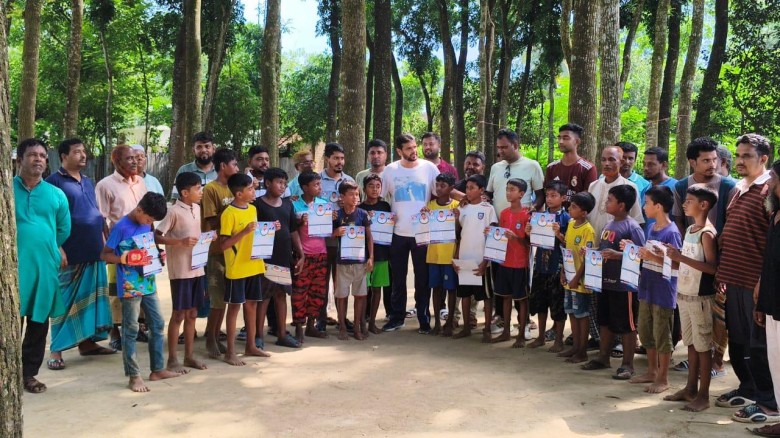 স্বস্তি শান্তি ও উন্নয়নের প্রত্যাশা নিয়ে বেনাপোল পৌর সভার নির্বাচনী গনসংযোগ করছেন ইমদাদুল হক...