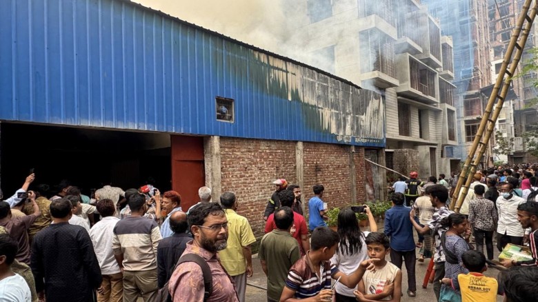 বগুড়ায় খেজুর গুদামে ভয়াবহ আগুন: গাড়িসহ ভস্মীভূত কোটি টাকার ম