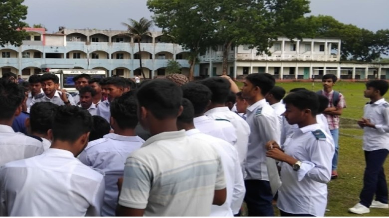 বগুড়ায় ভুল সেটে এসএসসি পরীক্ষা: শিক্ষার্থীদের বিক্ষোভে কেন্দ্র সচিবকে অব্যাহতি