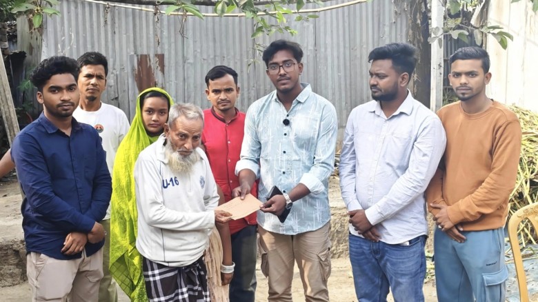 বগুড়ায় পকেট খরচের টাকা বাঁচিয়ে দুই শিক্ষার্থীর পাশে দাঁড়ালেন