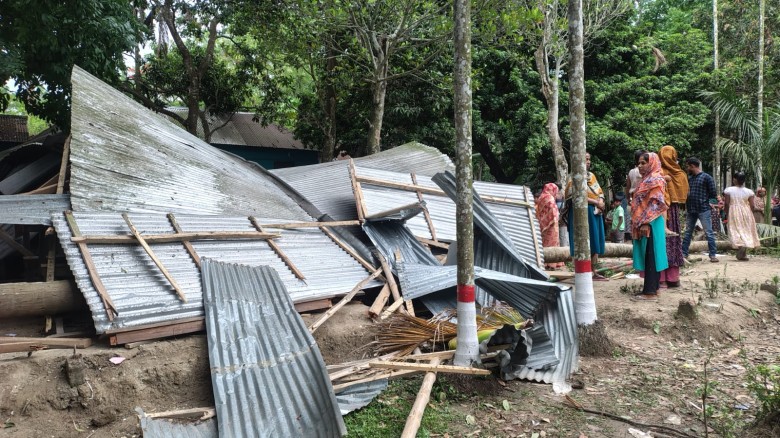 কালিয়ায় স্কুল ভবনের ওপর নারিকেল গাছ উপড়ে পড়ে শিক্ষার্থীসহ আহ