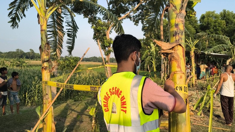 দুর্গন্ধের উৎস খুঁজতে গিয়ে মিললো মা ও মেয়ের লাশ