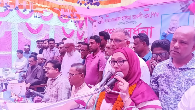 মাগুরার শ্রীপুরে মহিলা এম পি অ্যাডভোকেট নেওয়াজ হালিমা আরলীকে গণসংবর্ধনা প্রদান