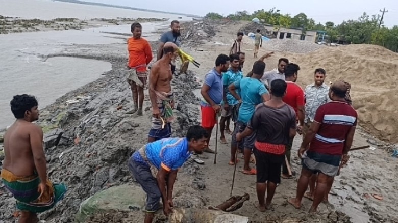 সাতক্ষীরার শ্যামনগর উপকুল রক্ষা বাঁধ থেকে ১২টি নাইনটি অপসারি