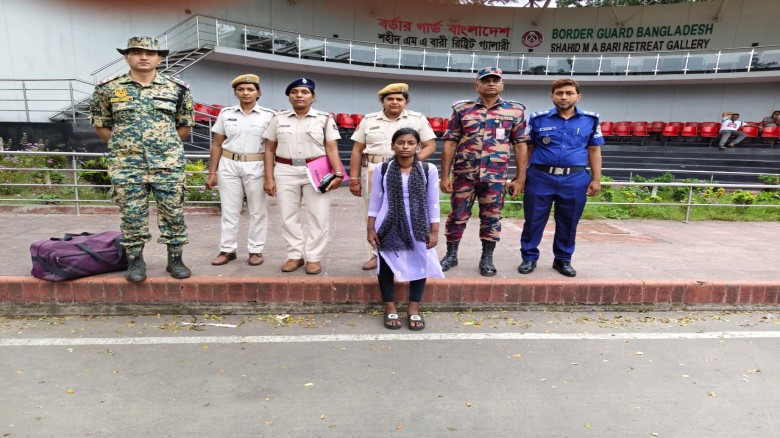 ভারতে দুই বছর জেল খেটে বিশেষ ট্রাভেল পারমিটে বেনাপোল দিয়ে দেশে ফিরলেন তরুণী