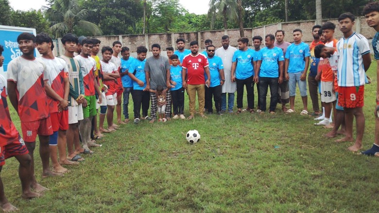 বেনাপোলে শহীদ জিয়া স্মৃতি ফুটবল টুর্নামেন্টের উদ্বোধন করলেন যুবদল নেতা মফিজুর রহমান পিন্টু