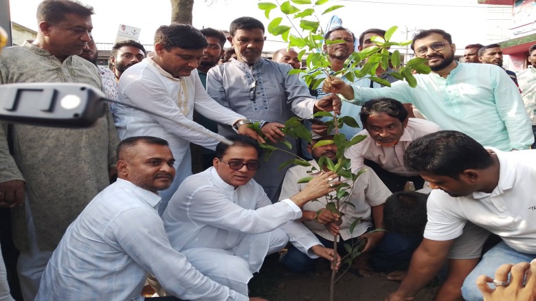 বেনাপোলে বিএনপি’র বৃক্ষরোপণ কর্মসূচির অংশ হিসেবে গাছ রোপণ