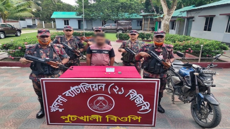 বেনাপোলে বিজিবি’র অভিযানে ৩৯৭ গ্রাম স্বর্ণের বারসহ আটক ১