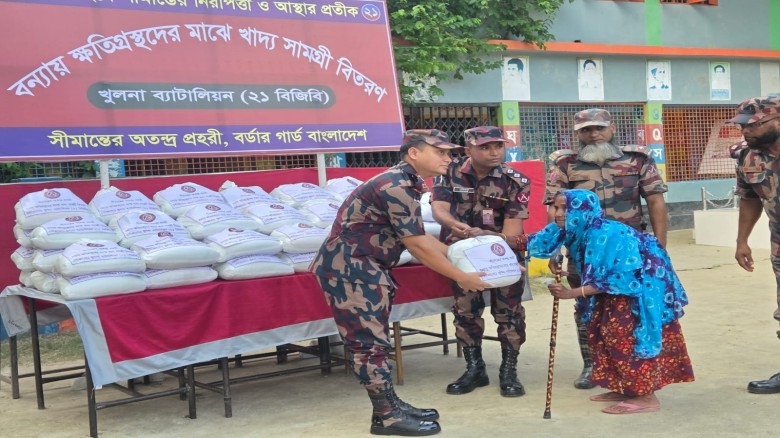 বেনাপোলে দৌলতপুর সীমান্তে ২১ বিজিবি’র উদ্যোগে বন্যাদুর্গতদের মাঝে খাদ্যসামগ্রী বিতরণ