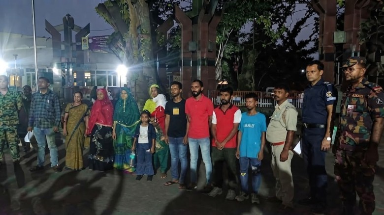 ভারতের জেল খেটে বেনাপোল দিয়ে দেশে ফিরলেন ৯ বাংলাদেশি নাগরিক