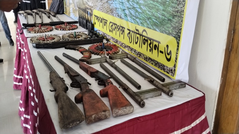 সুন্দরবনে আলিফ বাহিনীর ১৫ জলদস্যুর আত্মসমর্পণ, বিপুল অস্ত্র-গোলাবারুদ উদ্ধার